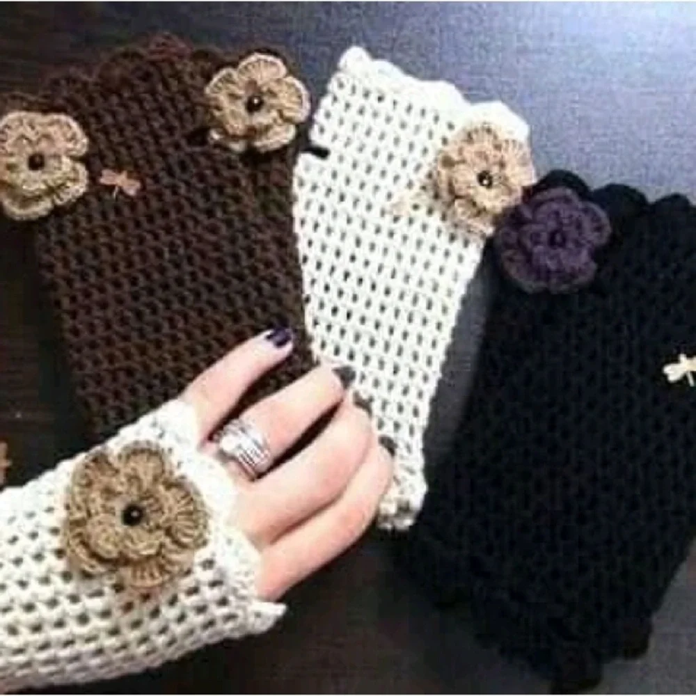 2 gloves - Picture 3 of 3